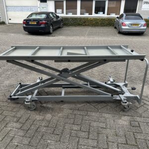 Hefwagen met voetpomp